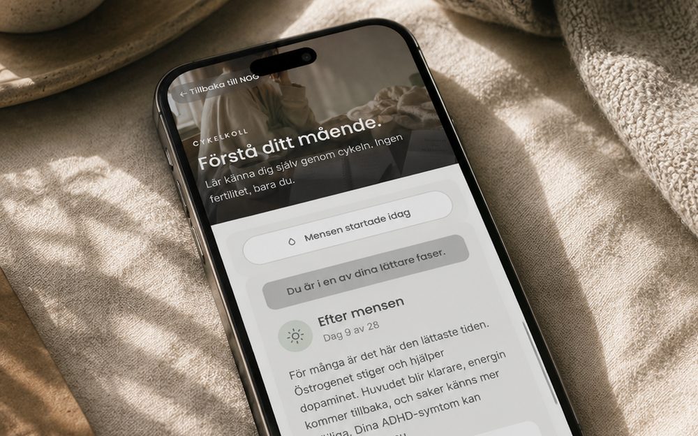 En telefon som visar Cykelkoll, på en filt i mjukt ljus